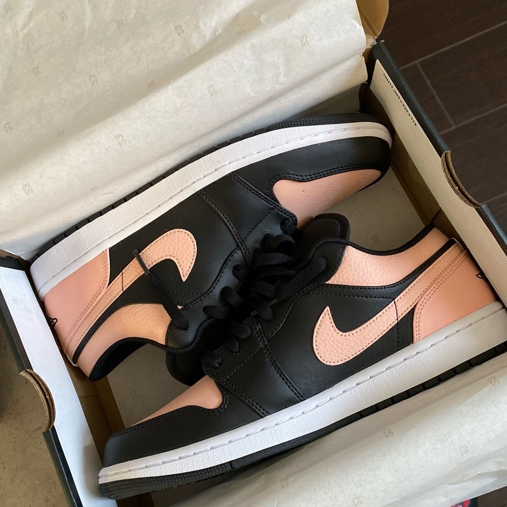 Jordan 1 low. DS. Crimson Tint. Sz 10.5